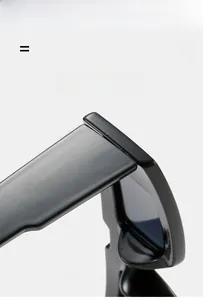 Gros plan détaillé des charnières et de la monture brillante de ces lunettes de soleil noires