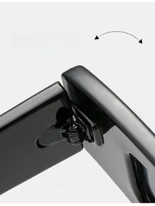 Gros plan sur la charnière métallique renforcée et la monture noire polie des lunettes