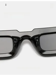 Gros plan des plaquettes de nez confortables sur lunettes de soleil carrées noires
