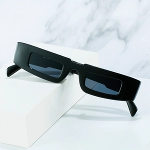 Lunettes de soleil rétro à monture épaisse rectangulaire avec verres noirs sur marbre