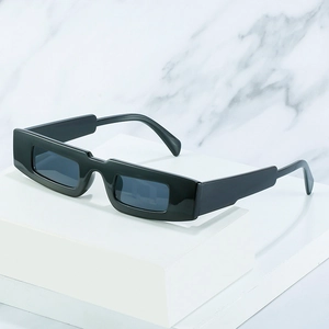 Lunettes de soleil rectangulaires noires rétro Y2K avec monture brillante et verres gris