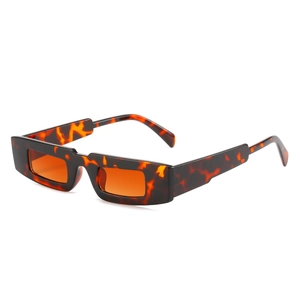 Lunettes de soleil rectangulaires en écaille avec verres orange vus sous un angle de 45 degrés