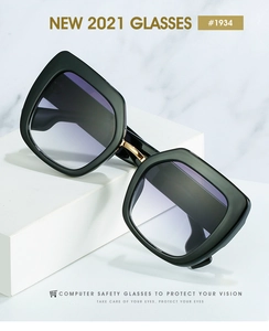 Detail einer eckigen Sonnenbrille mit lila Verlaufsgläsern und goldenem Steg auf Marmor