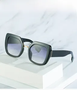 Detailsicht der eckigen Sonnenbrille mit schwarzem Rahmen und lila Verlaufsgläsern