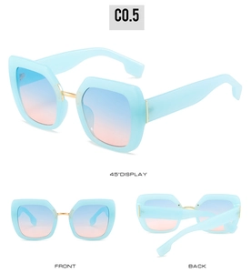 Drei-Seiten-Ansicht der hellblauen eckigen Sonnenbrille mit Verlaufsgläsern und Goldsteg