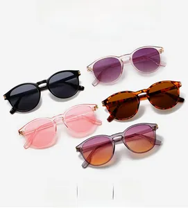 Vue à plat de lunettes de soleil rondes rétro en noir, écaille et dégradés océan