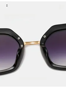 Nahaufnahme der eckigen Sonnenbrille mit lila Verlaufsgläsern und bequemen Nasenpads