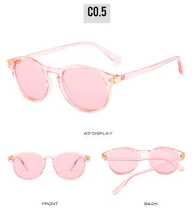 Vues détaillées de lunettes de soleil rondes roses avec charnières dorées et monture