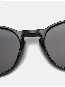 Détail des plaquettes de nez intégrées sur ces lunettes de soleil rondes vintage