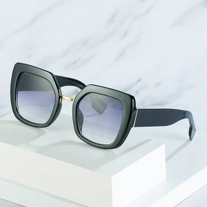 Modische quadratische Oversize-Sonnenbrille mit Verlaufsgläsern und goldenem Nasensteg