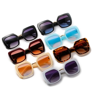 Moderne quadratische Sonnenbrille mit farbigen Verlaufsgläsern in modischen Farben