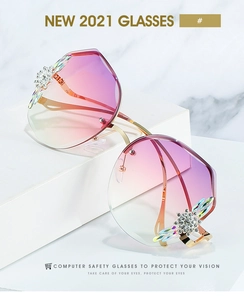 Détail de lunettes sans monture avec verres dégradés roses et accents de strass élégants