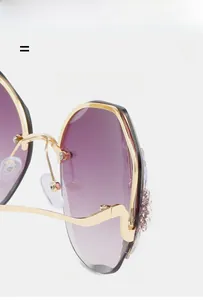 Gros plan sur les lunettes sans monture avec verres dégradés violets et détails en cristal