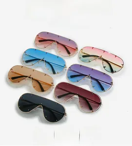 Vue à plat de lunettes de soleil aviateur oversize en sept couleurs avec rivets et métal