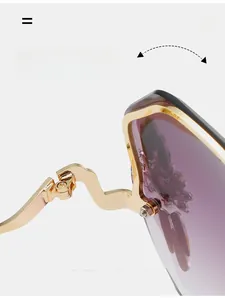 Détail de la charnière en métal doré sur lunettes de soleil sans monture à verres dégradés