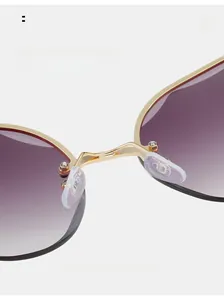 Détail des plaquettes de nez et des verres dégradés violets de lunettes sans monture