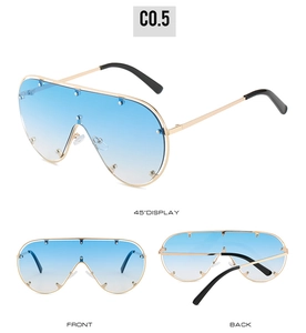 Trois vues de lunettes de soleil aviateur oversize avec verres dégradés bleus et monture or