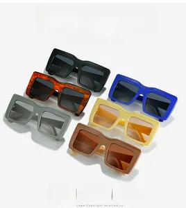 Détail de lunettes de soleil carrées punk en plusieurs couleurs au style rétro Y2K