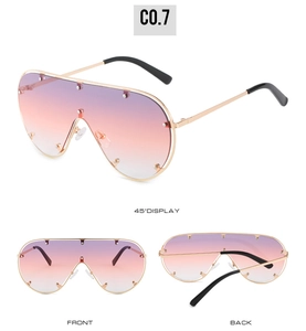 Trois vues de lunettes de soleil aviateur oversize avec dégradé et détails de rivets