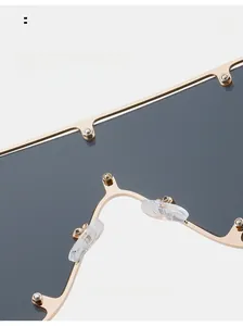 Détail des plaquettes de nez confortables et monture métal à rivets sur lunettes XXL