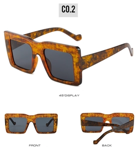 Vue sous trois angles de lunettes de soleil carrées punk avec monture en écailles et verres