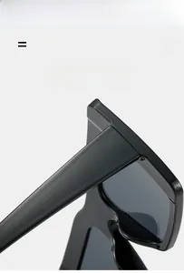 Détail macro de lunettes noires brillantes montrant le matériau ultra-élastique léger