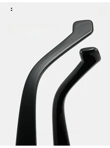 Détail des branches de lunettes punk montrant les finitions noir mat et brillant