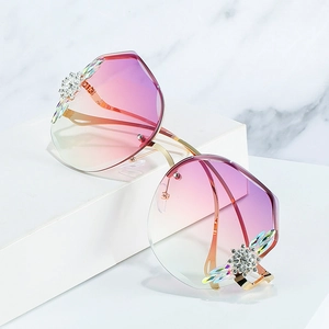 Lunettes De Soleil Oversize Sans Monture Femme Verres PC Dégradés Monture Métal Avec Fleurs Strass UV400