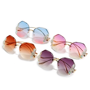 Lunettes de soleil sans monture avec strass et verres dégradés en quatre couleurs