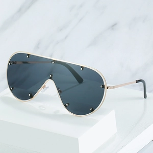 Lunettes de soleil aviateur oversize avec monture dorée et détails cloutés