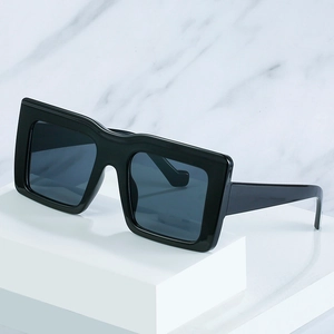 Lunettes de soleil punk surdimensionnées à monture noire brillante et verres gris chic