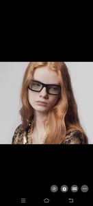 Profil d'un mannequin portant des lunettes de soleil noires carrées et une chaîne dorée