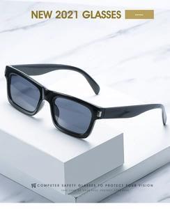 Détail de lunettes de soleil carrées noires avec charnières en métal argenté