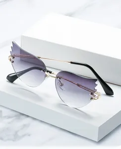 Détail de lunettes de soleil sans monture en forme d'aile violette avec clous