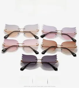 Détail de cinq paires de lunettes de soleil sans monture en forme de flamme colorée
