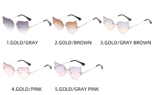 Détail des lunettes de soleil sans monture en forme de flamme avec montures dorées et verres