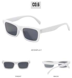 Vue détaillée de lunettes de soleil carrées blanches avec verres gris et charnières argentées