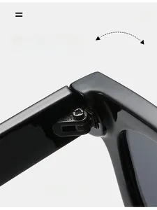 Gros plan des charnières métalliques robustes de lunettes de soleil noires pour pliage