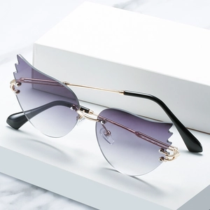 Lunettes de soleil flamme sans monture avec verres dégradés violets et monture dorée