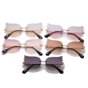Cinq paires de lunettes de soleil sans monture en forme de flamme avec verres dégradés colorés