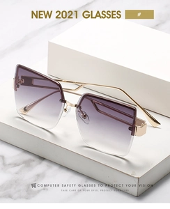 Details von Oversize-Sonnenbrille mit lila Verlauf und goldfarbenen Metallbügeln auf Marmor
