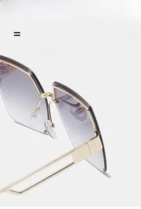 Detail einer randlosen lila Farbverlauf-Sonnenbrille mit flexiblen goldfarbenen Metallbügeln
