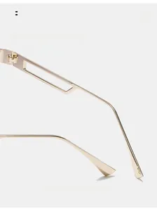 Detail-Makroansicht polierter goldener Brillenbügel mit ergonomisch geschwungenem Design