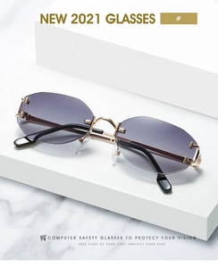 Détail de lunettes de soleil octogonales sans monture avec verres dégradés sur marbre