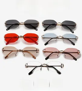 Collection de lunettes de soleil polygonales sans monture avec branches dorées en C