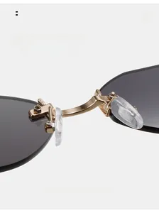 Détail macro des plaquettes en silicone de lunettes de soleil sans monture