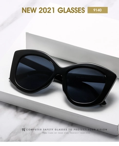 Détail d'une monture de lunettes de soleil œil de chat noire avec verres foncés