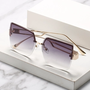 Übergroße quadratische Mode-Sonnenbrille mit lila Verlaufsgläsern und Goldmetallrahmen