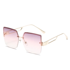 Modische Oversize-Sonnenbrille mit lila Verlaufsgläsern und goldenen Metallbügeln im Cut-out-Stil