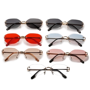 Lunettes de soleil polygonales sans monture avec détail en C et sept teintes de verres